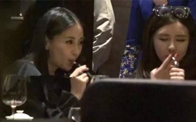 明星抽烟爆料视频播放下载,揭秘娱乐圈烟云背后的真实画面  第2张 明星抽烟爆料视频播放下载,揭秘娱乐圈烟云背后的真实画面  第2张